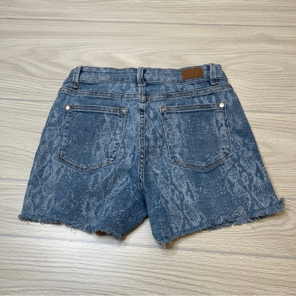 Judy Blue Mid Rise Snake Print Light Wash Blue Denim Jean Shorts Raw Hem Size M